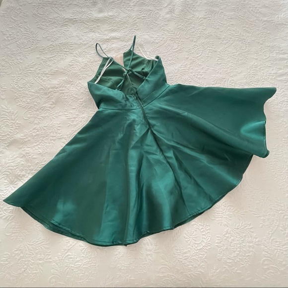 NWOT Lulu’s Take a Picture Green Satin Plunge Skater Dress With Pockets Small - Picture 7 of 10